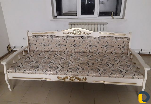 Тапчан диван менгеш