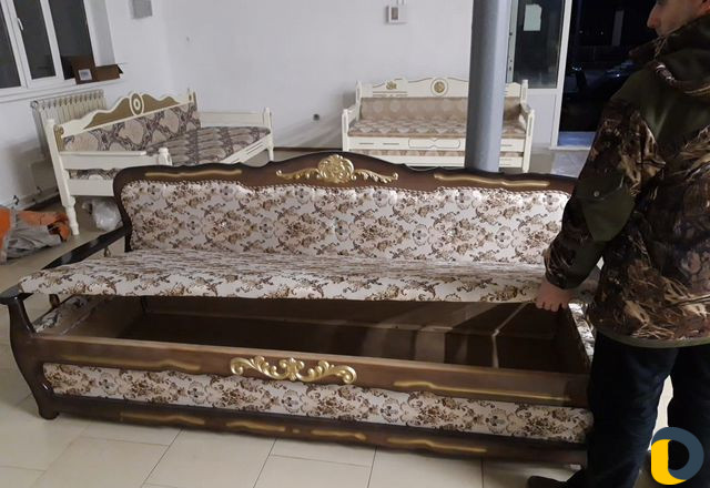 Тапчан диван менгеш