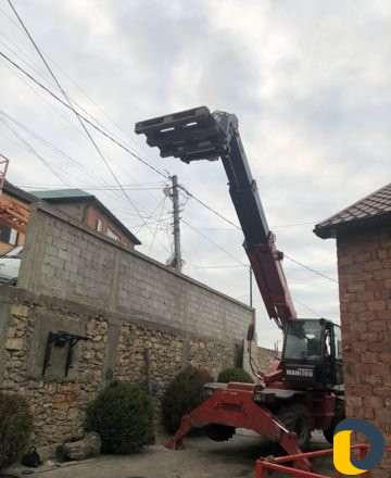 Телескопический фронтальный вилочный погрузчик