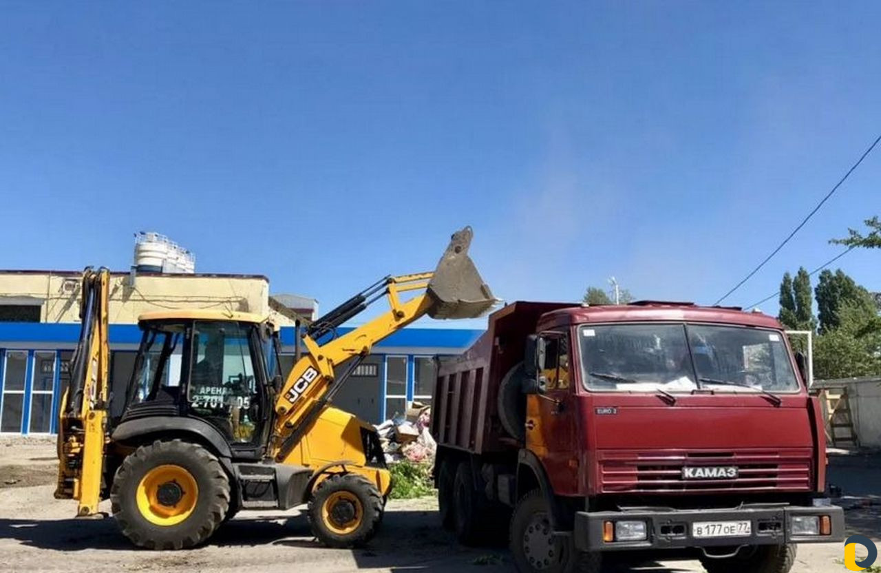 Трактор JCB и самосвал