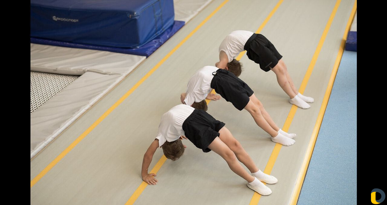 Тренировки по спортивной гимнастике, акробатике, б