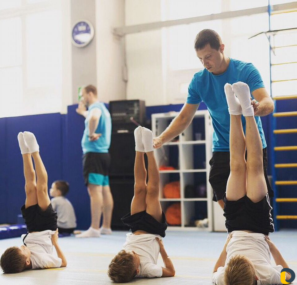 Тренировки по спортивной гимнастике, акробатике, б