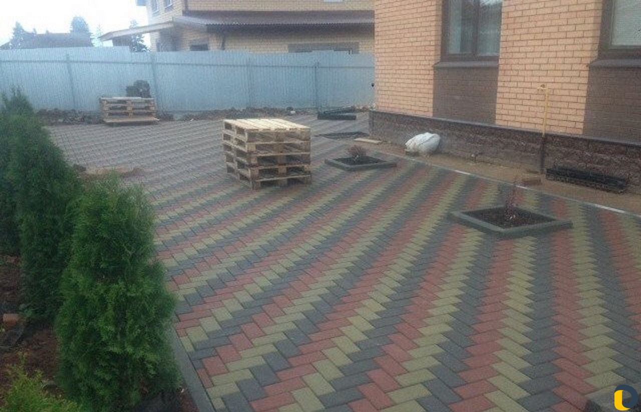 Укладка брусчатки, бордюров, бетонные площадки, тд