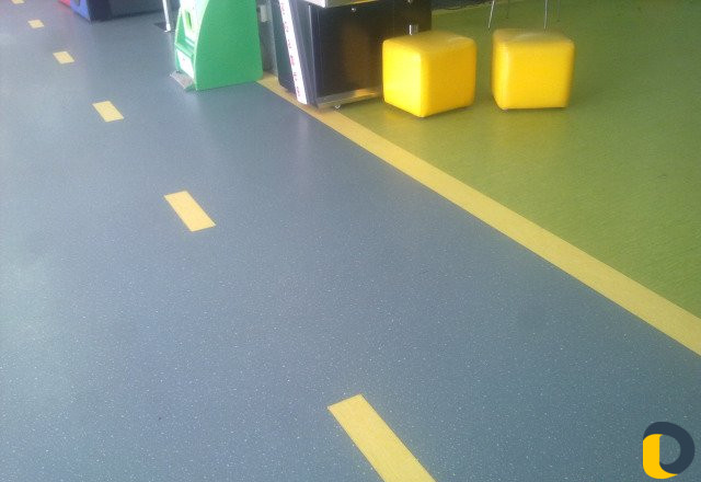 Укладка коммерческого линолеума И плитки пвх