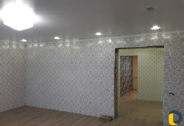 Укладка ламината,поклейка обоев
