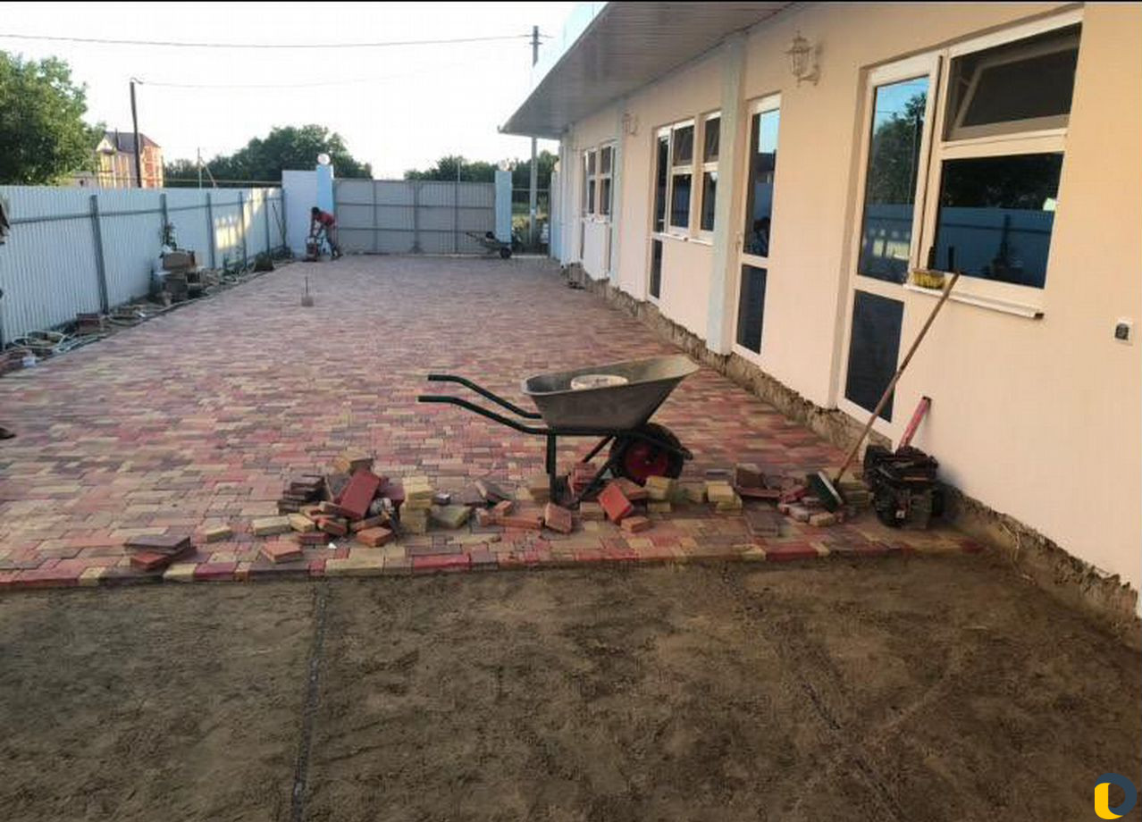 Укладка тротуарной плитки и установка бордюров