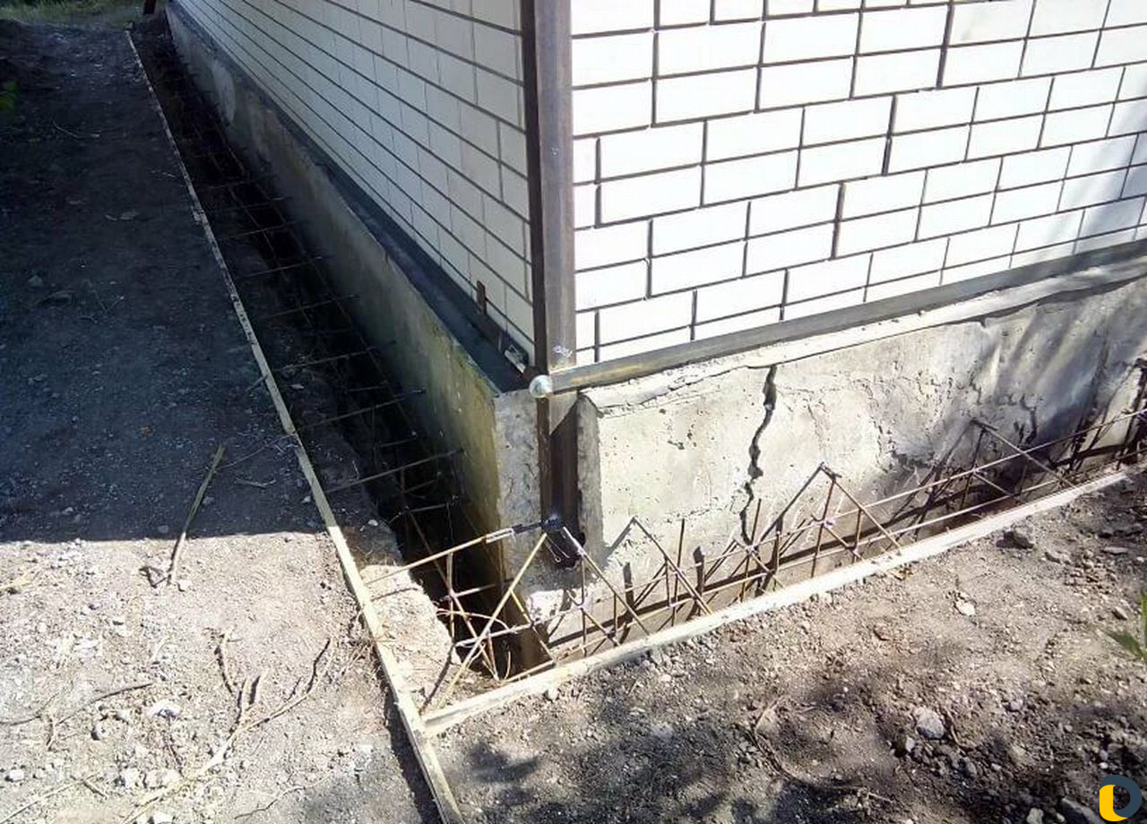 Укрепление,стяжка, покраска фундамента