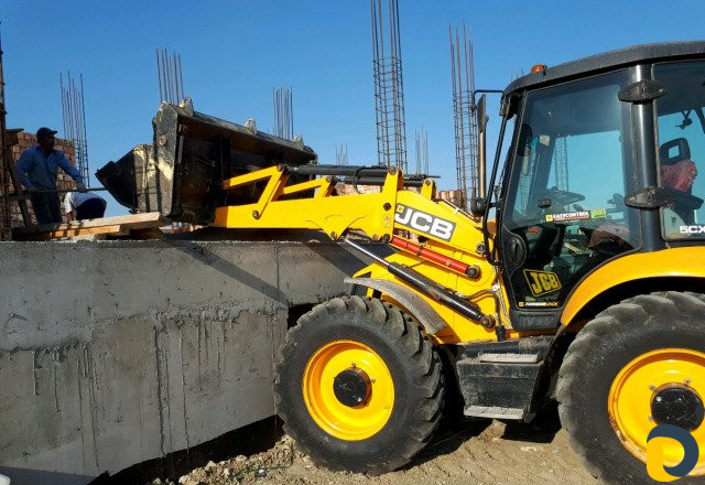 Услуги экскаватора-погрузчика