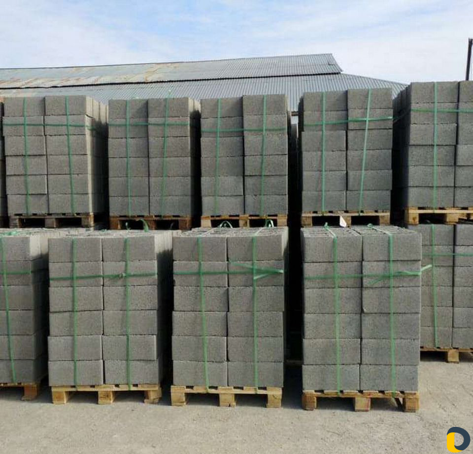 Услуги манипулятора,продажа кирпича и бетонные кол