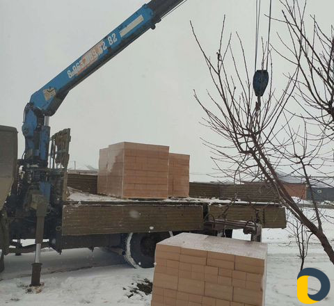 Услуги манипулятора,продажа кирпича и бетонные кол
