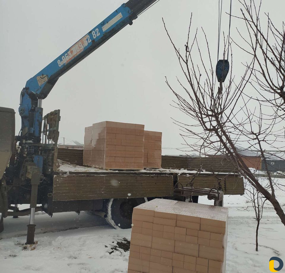 Услуги манипулятора,продажа кирпича и бетонные кол