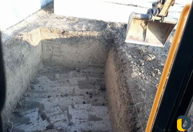 Услуги мини экскаватора. Копаем ямы и траншеи