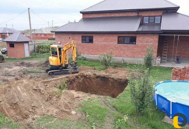 Услуги мини экскаватора. Копаем ямы и траншеи