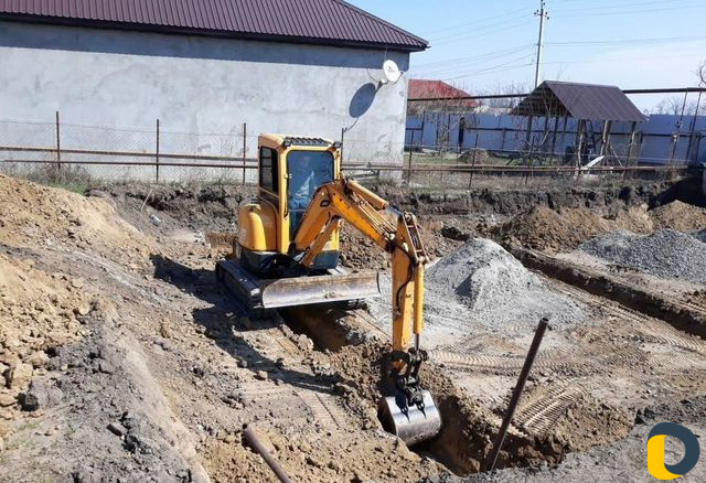 Услуги мини экскаватора. Копаем ямы и траншеи