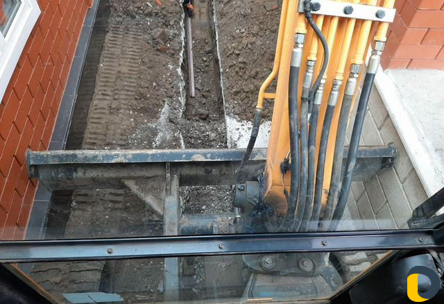 Услуги мини экскаватора. Копаем ямы и траншеи