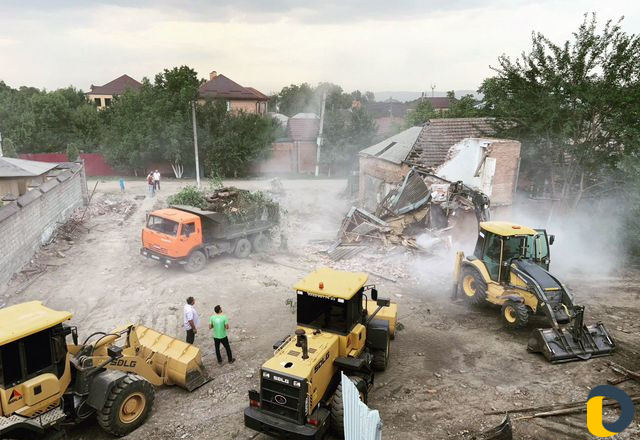 Услуги спецтехники уборка распил и прочее