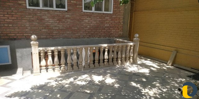 Установка балясин из дикого камня
