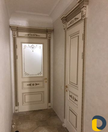 Установка межкомнатных дверей доборов, капителей