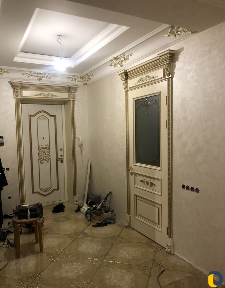 Установка межкомнатных дверей доборов, капителей