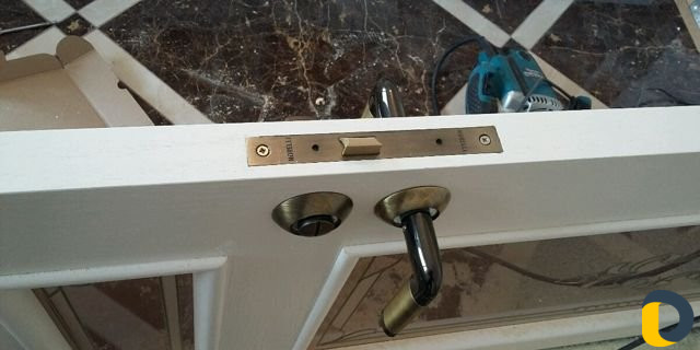 Установка межкомнатных дверей доборы капители