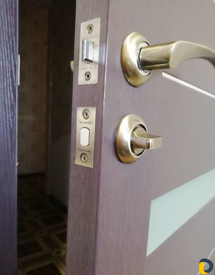 Установка межкомнатных дверей