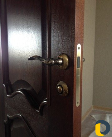 Установка межкомнатных дверей