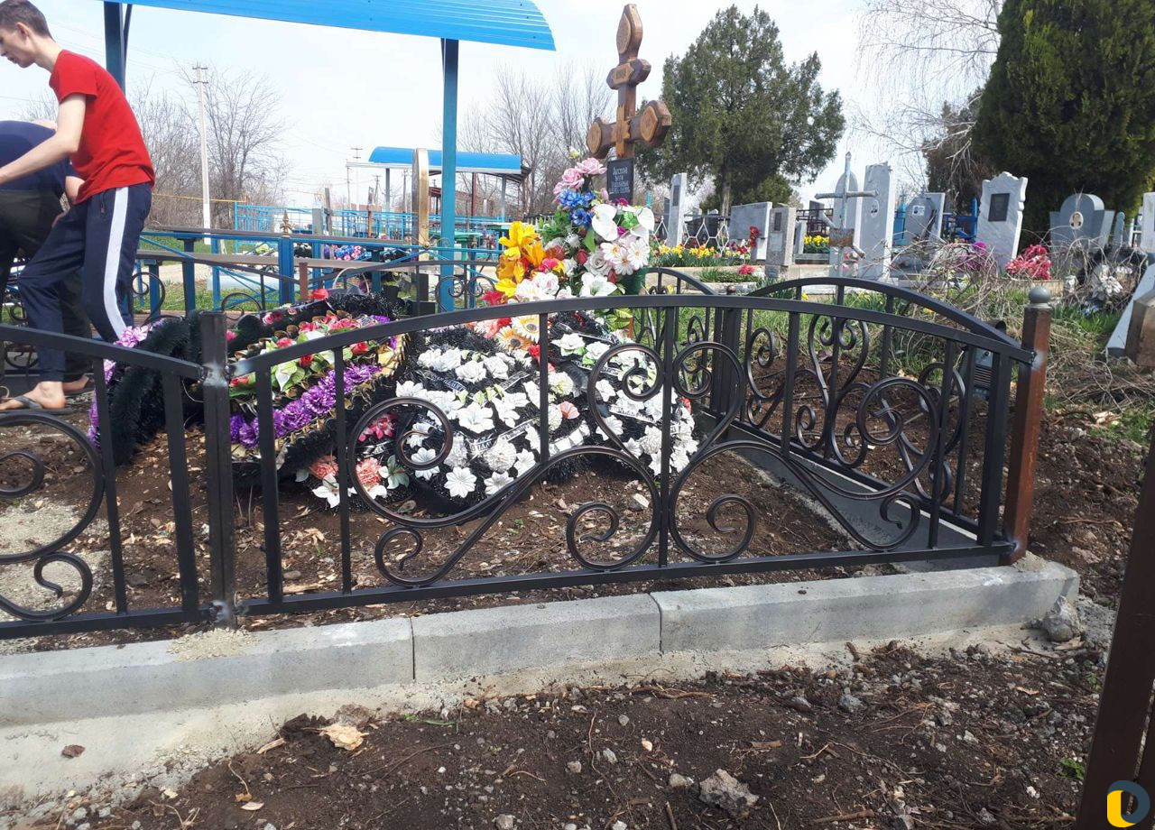 Установка ограды и бордюров на кладбище