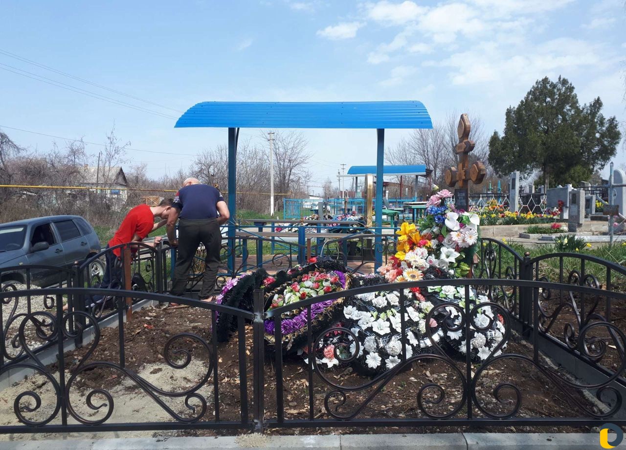 Установка ограды и бордюров на кладбище