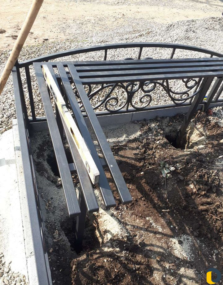 Установка ограды и бордюров на кладбище