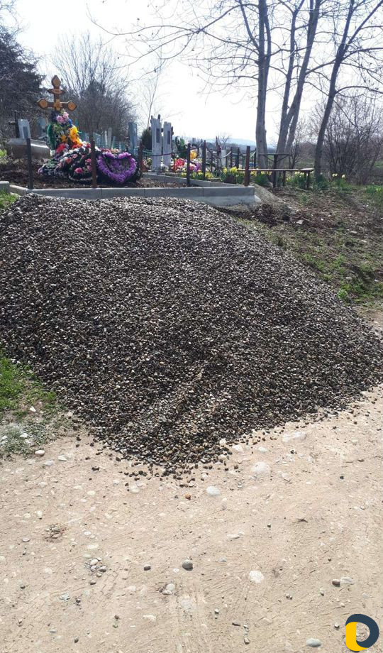 Установка ограды и бордюров на кладбище