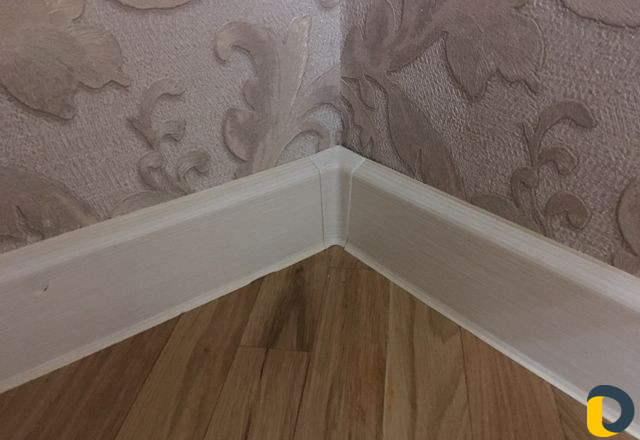 Установка пластиковых плинтусов