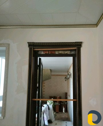 Установка плинтусов карнизов капителей и люстр