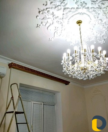 Установка плинтусов карнизов капителей и люстр