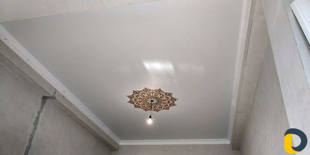 Установка потолочных карнизов