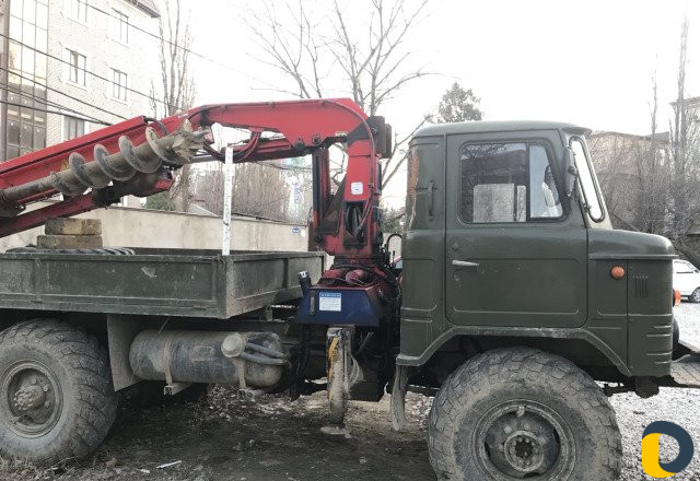 Установление электрических столбов, бурение ям