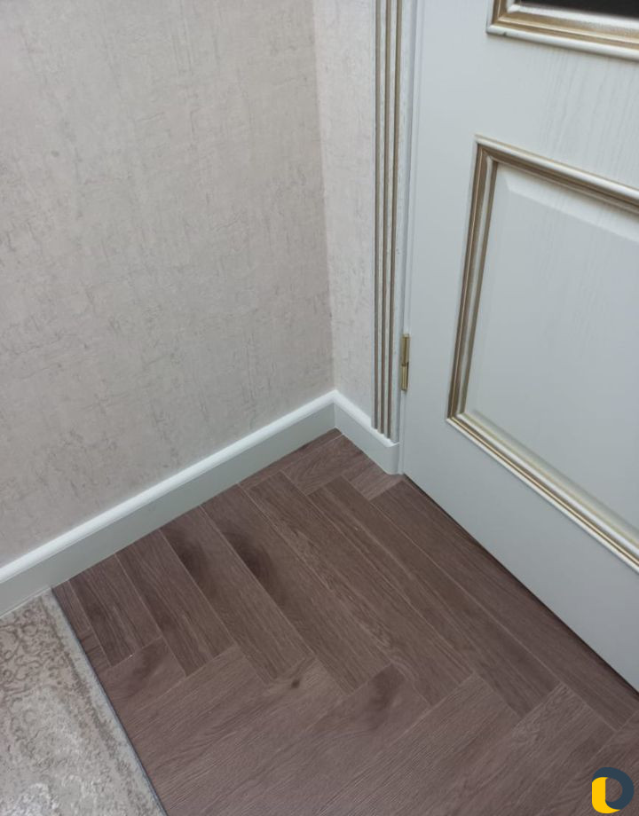 Установшик плинтусов