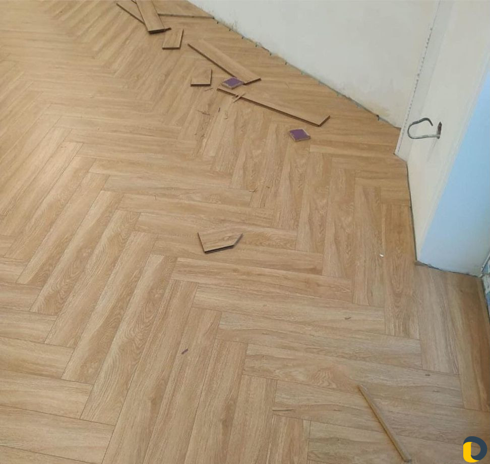 Установшик плинтусов