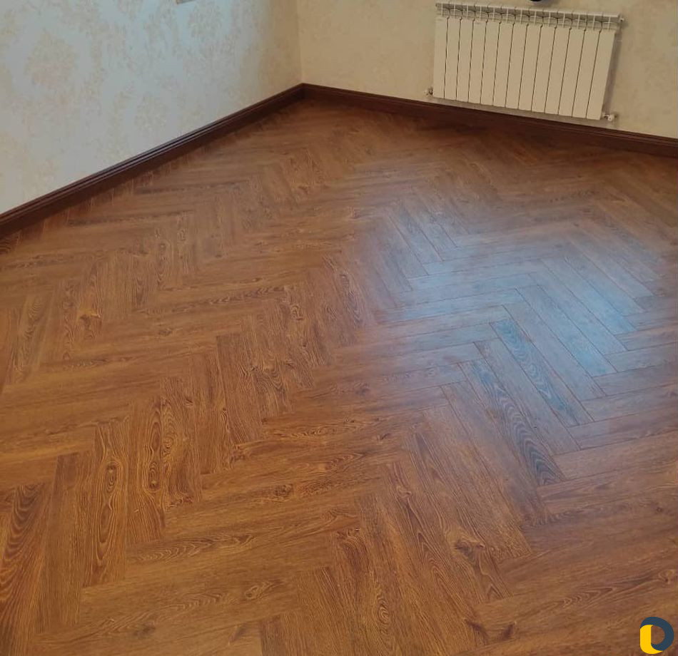 Установшик плинтусов