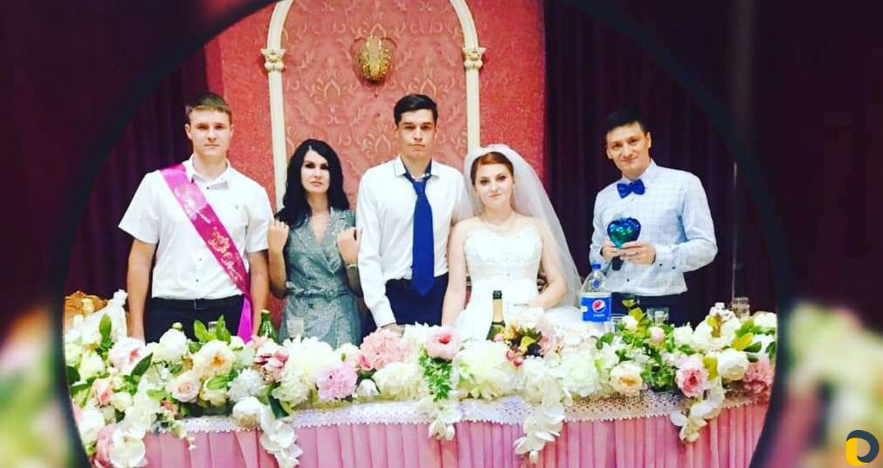 Ведущая
