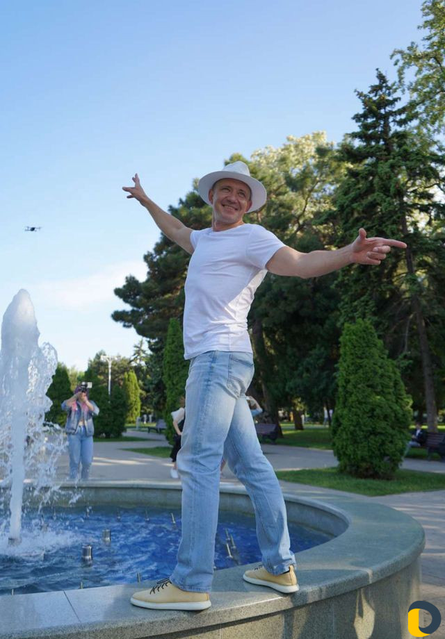 Ведущий на праздник