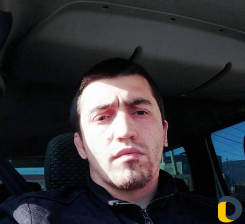 Водитель со своим автомобилем Ларгус