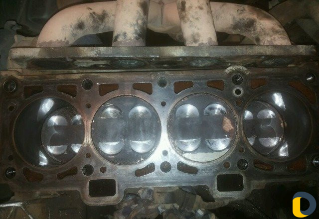 Выемки на поршнях