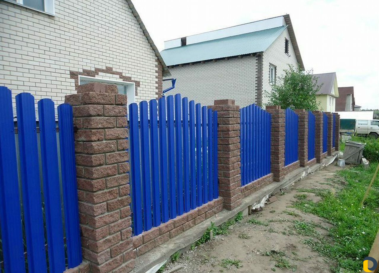 Забор под ключ каменный из профнастила штакетника