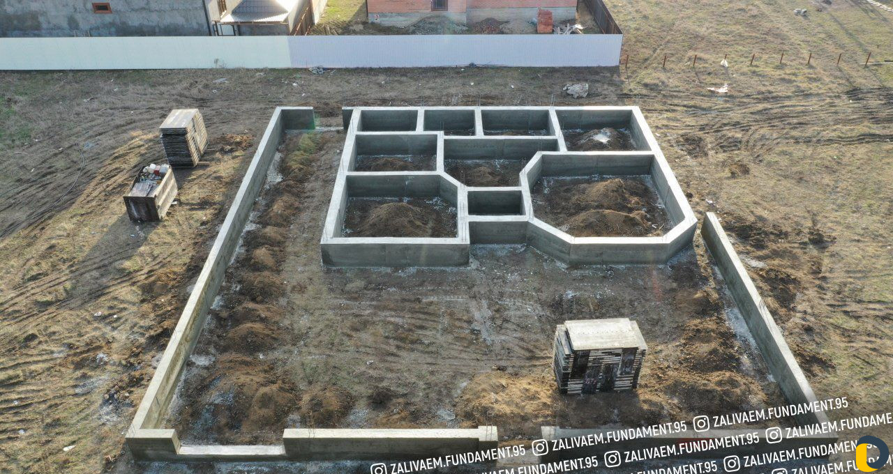 Заливаем фундамент со своими опалубками. Быстро и