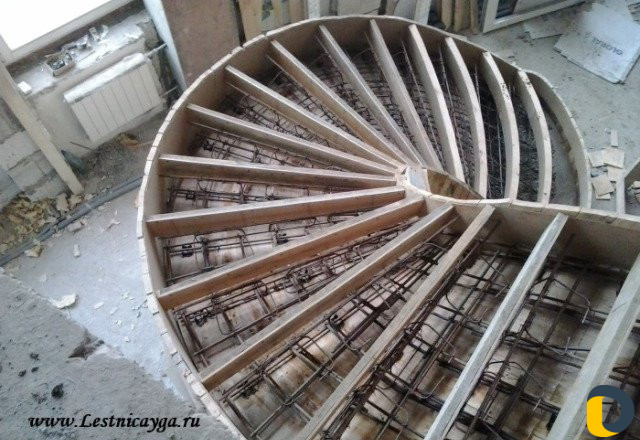 Заливка лестниц, бетонные работы