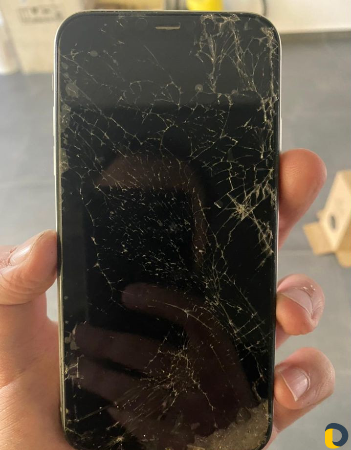 Замена разбитого сенсорного стекла экрана iPhone