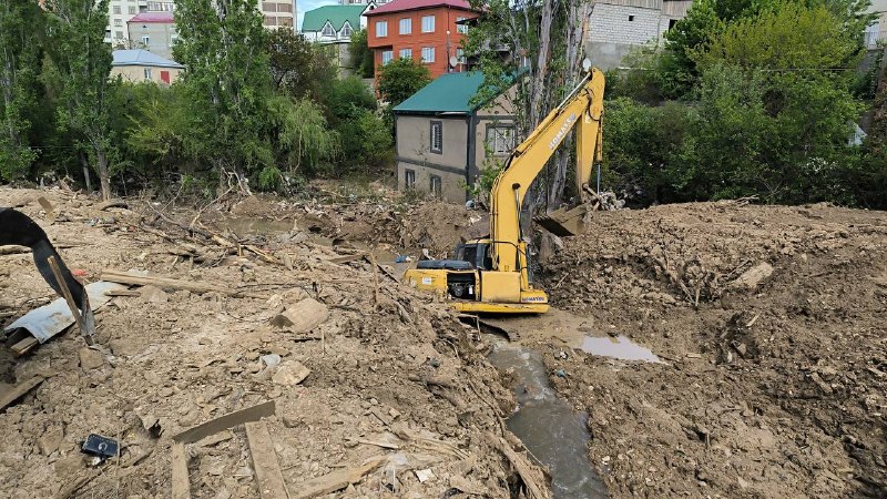 ⚡️В Махачкале продолжается работа по расчистке русла реки ТарнаиркаСитуация с паводками и риском подтоплений требует максимальной отдачи — специалист