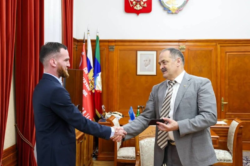 🤝Редакция ЧТД поздравляет Героя Российской Федерации, временно исполняющего обязанности министра по национальной политике и делам религий Республики — фото 2